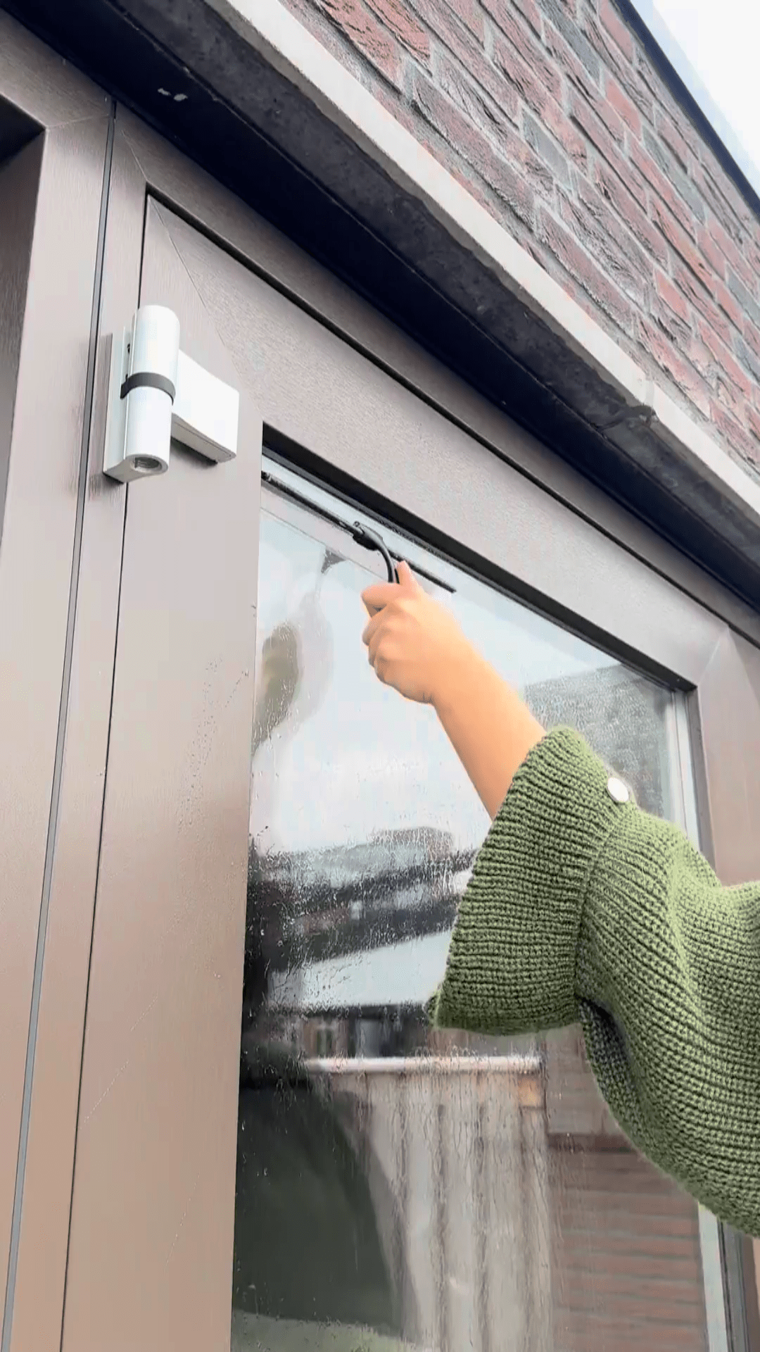 Erg blij mee, ik neem zowat alle gladde oppervlakten er mee af.